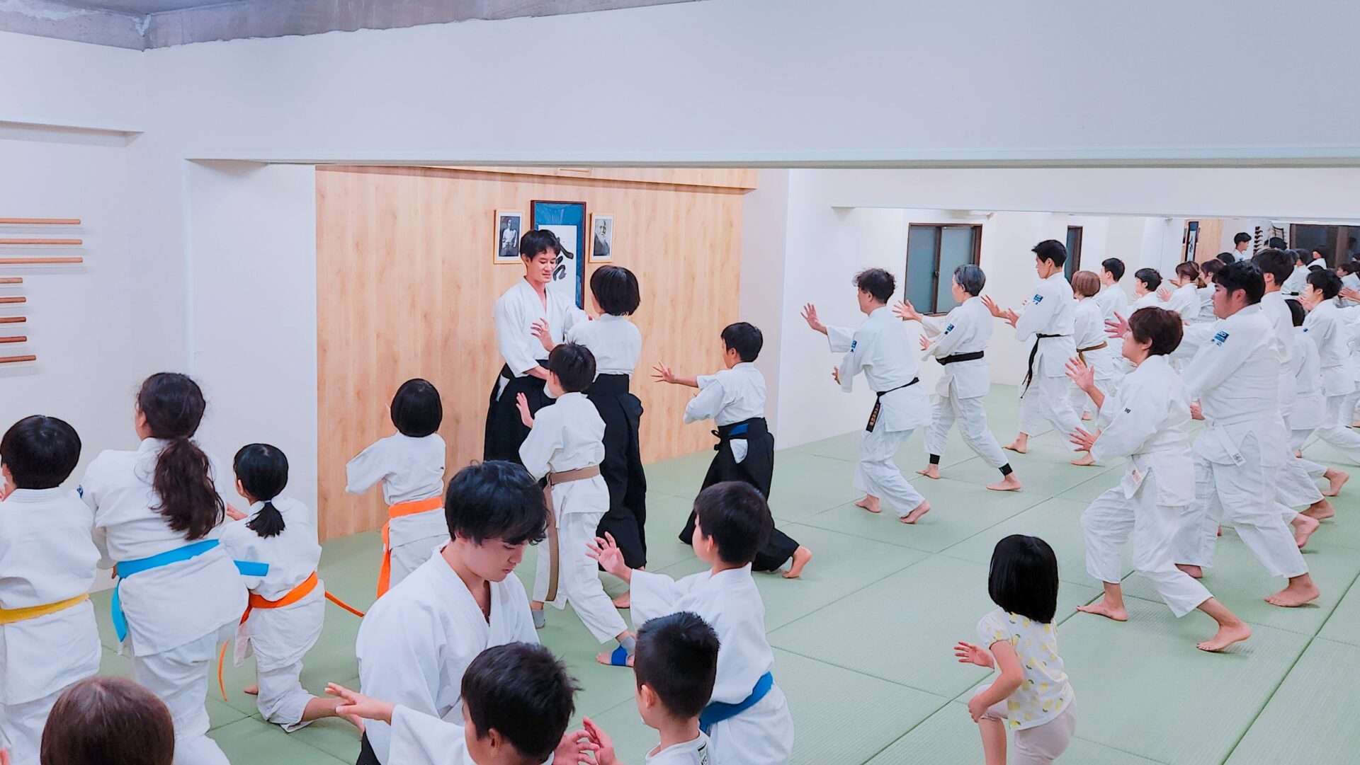 親子で合気道を楽しむ様子