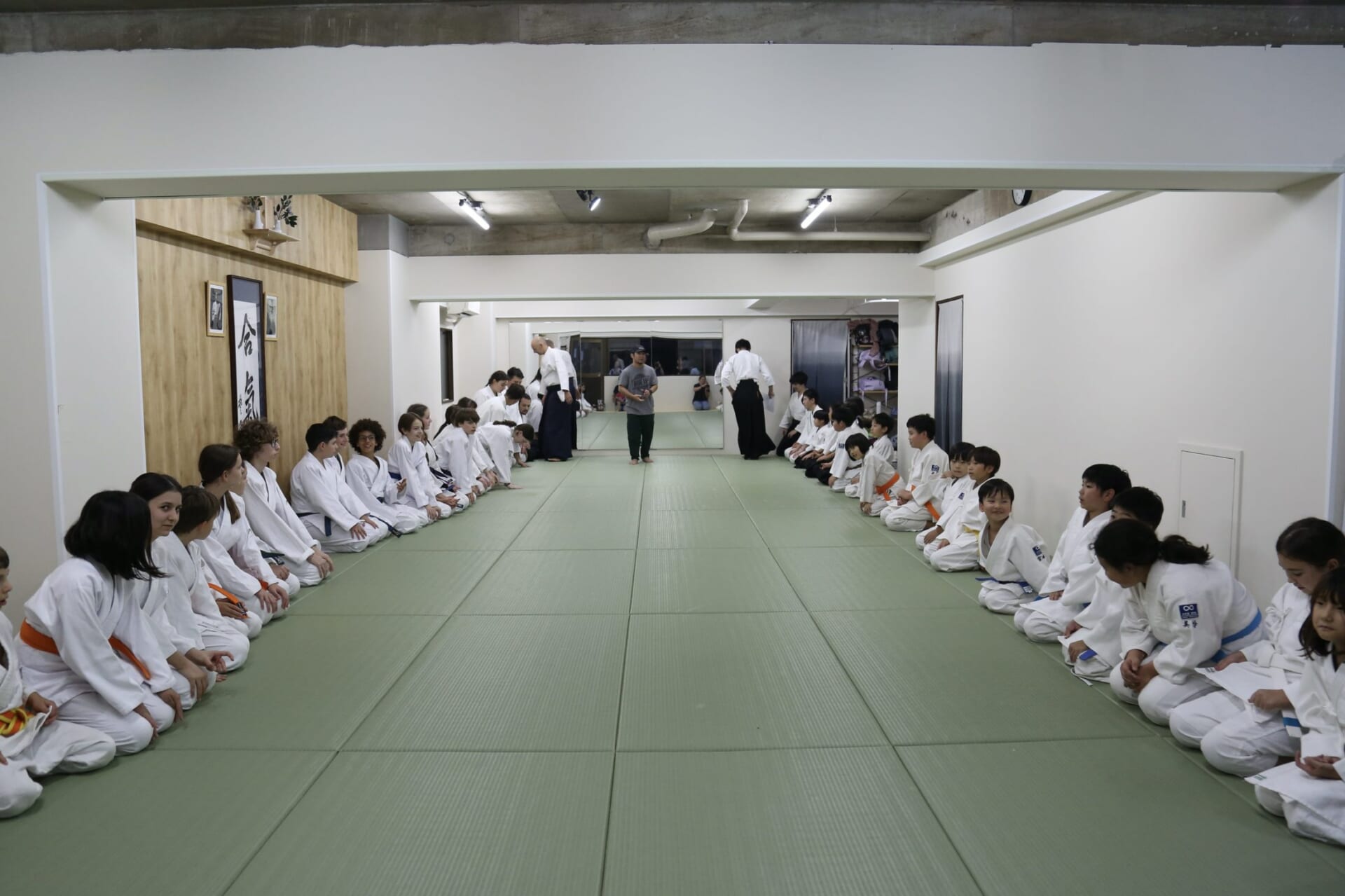 道場で礼をする道場生