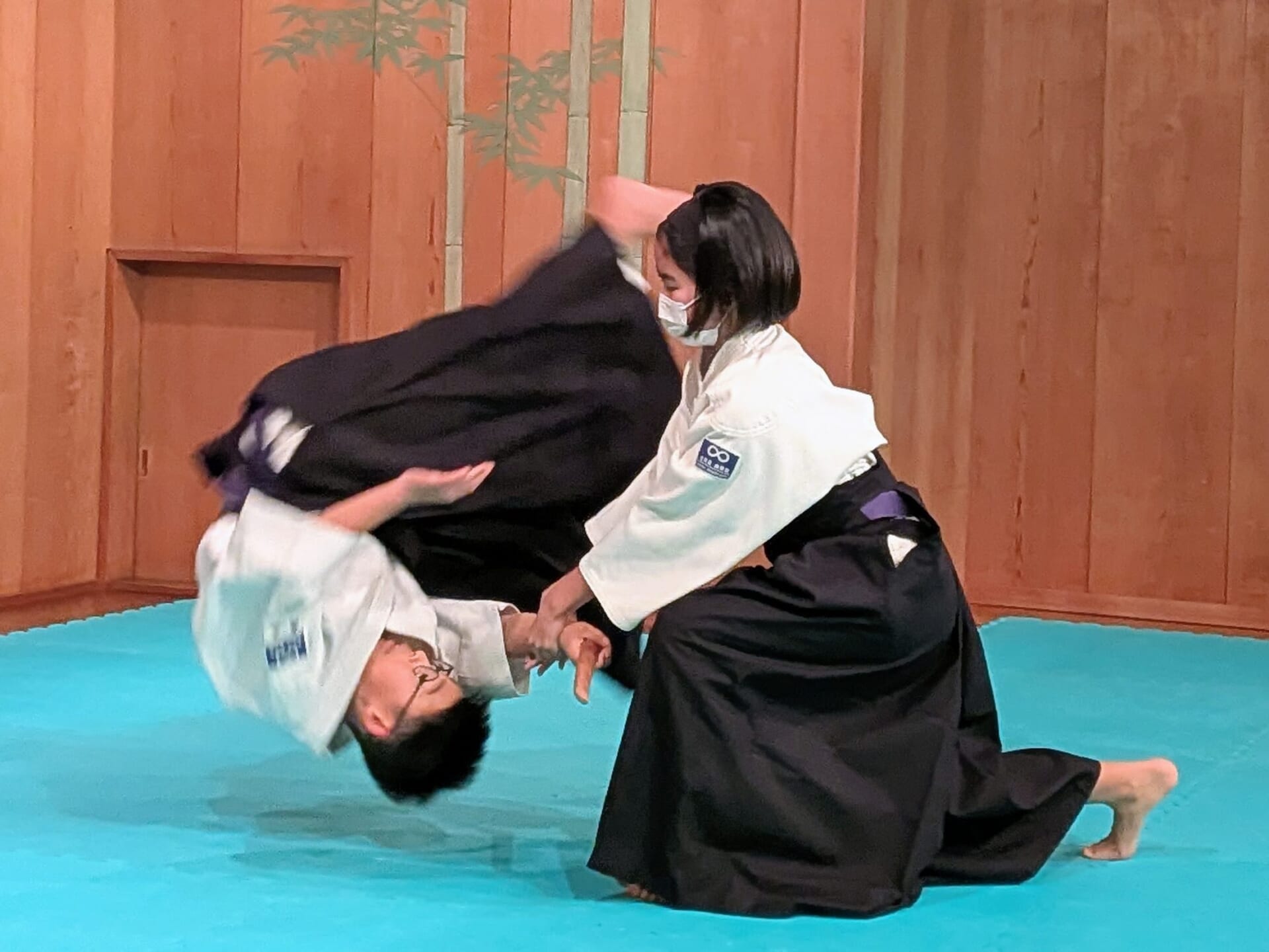 演武会で投げ技を見せる道場生