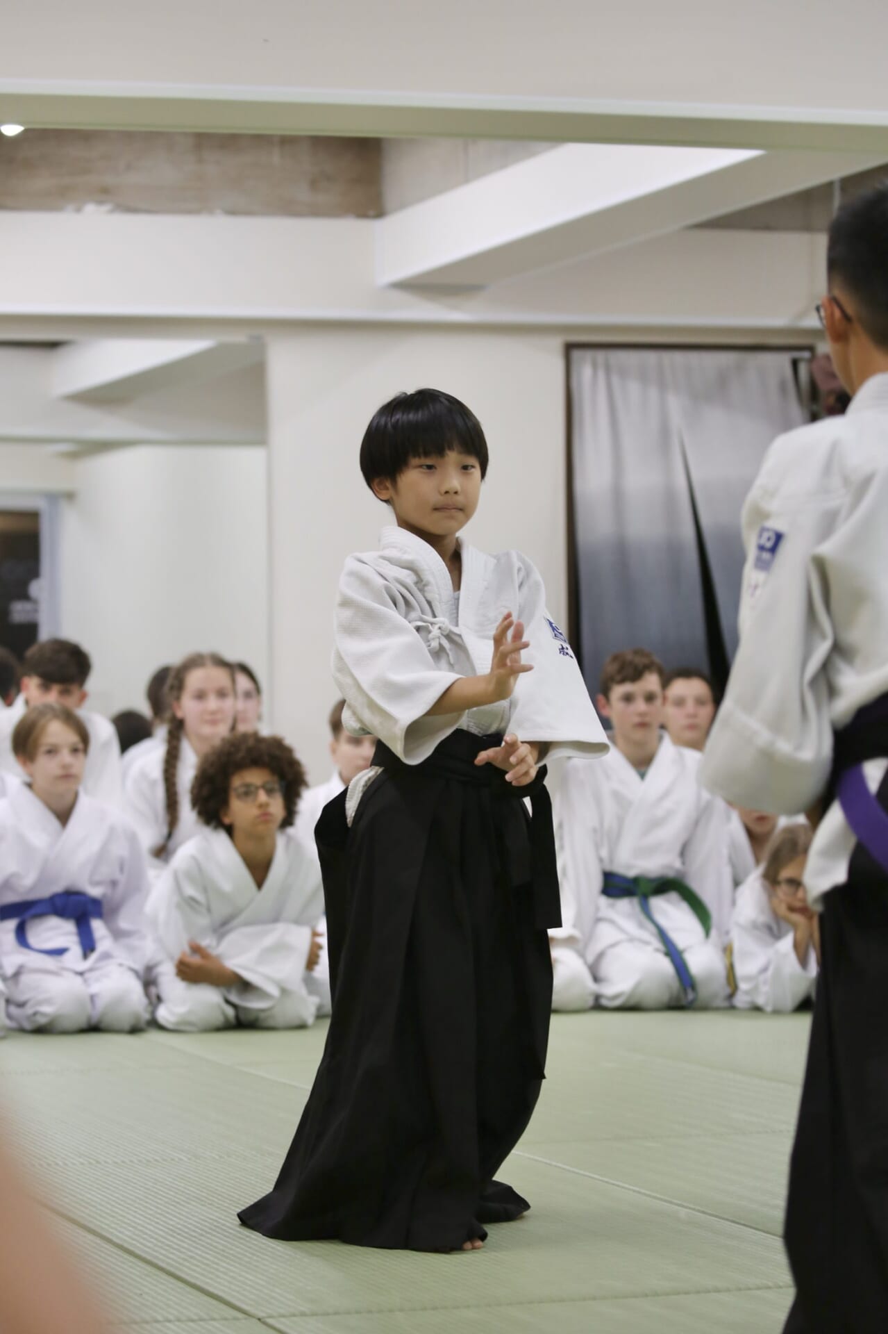 袴姿で技を披露する子ども